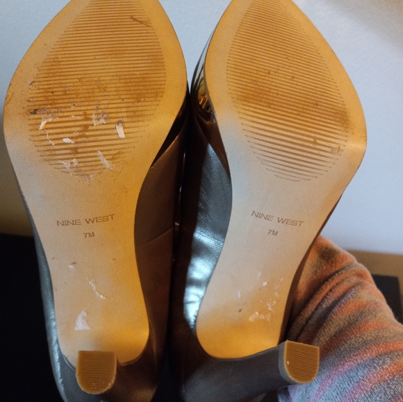 Nine West Gold Toned Heels 👠 - Picture 5 of 5